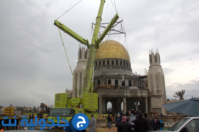 رفع قبة مسجد الروضة في جلجولية